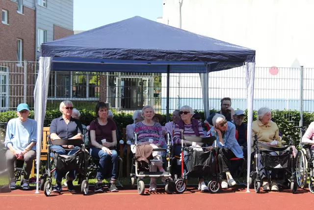 Warten im Schatten auf den Startschuss des Projektes | Foto: sb