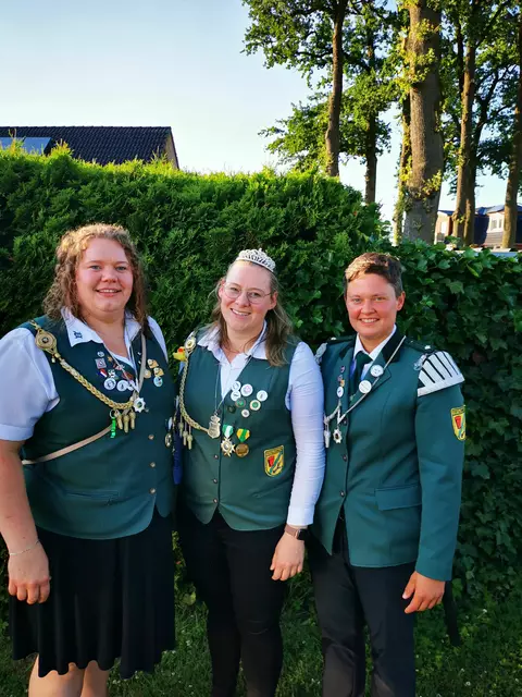 Die Damenköniginnencrew (v. li.): Friederike Kröger, Damenkönigin Dorothee Kröger und Luisa Ehrig     | Foto: Schützenverein