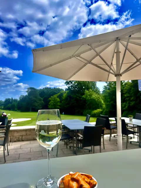 Tapas und Wein auf der gemütlichen Terrasse - das ist das Lebensgefühl im "Fifty7" | Foto: Fifty Seven