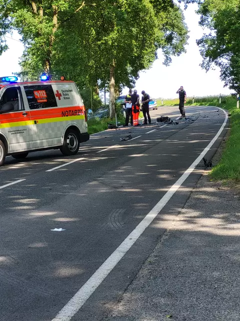 Die Straße musste voll gesperrt werden  | Foto: Sh