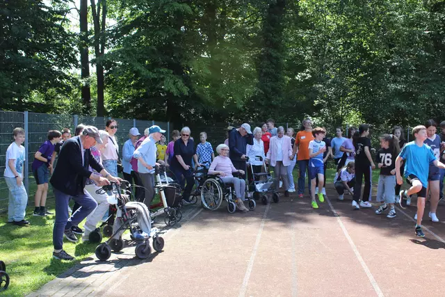 "Hoch die Knie" beim gemeinsamen Aufwärmen | Foto: sb