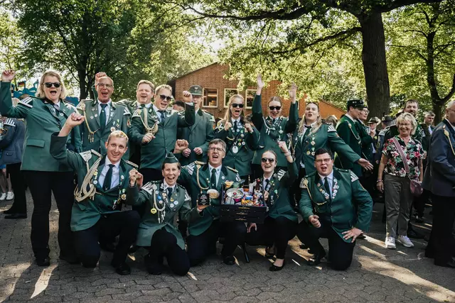 Jubel beim Todtglüsinger Spielmannszug, der beim Jubiläumsfest in Kampen im vergangenen Jahr den ersten Platz bei dem Spiel "Wer stiehlt Kampen die Show?" errang  | Foto: Ole Schlesselmann