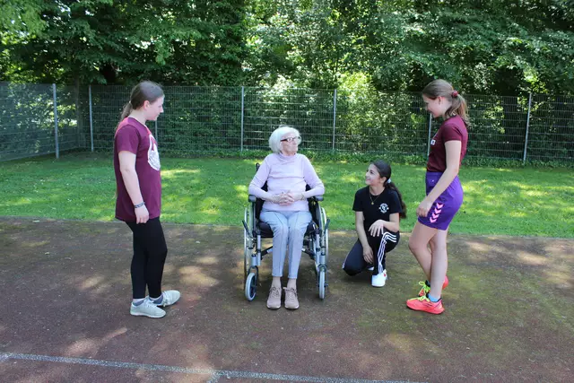 Im Gespräch mit Seniorin Erika Cernoch (v. li.): Freda, Medina und Stine | Foto: sb