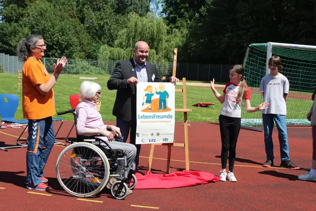 Rouven Wauschkies enthüllt das Logo gemeinsam mit Wencke Delekat (li.) und Gästen jeder Generation | Foto: sb