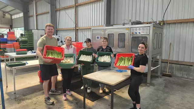 Felix Löscher mit einigen seiner fleißigen Erntehelferinnen  | Foto: Löscher