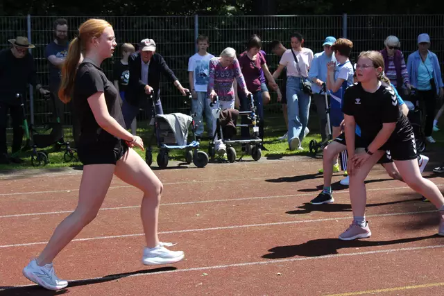 Anleiterin Nora (li.) animierte zum Dehnen beim Ausfallschritt | Foto: sb