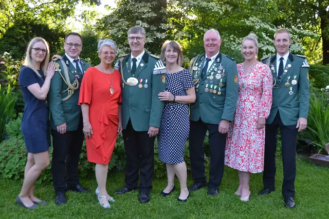 Die Königscrew (v. li.): Marie-Sophie und Mirko Holste, das Königspaar Andrea und Uwe Albers, Ingrid Albers-Maack und Wilhelm Maack sowie Maike Petersen und Fabien Maack | Foto: bim