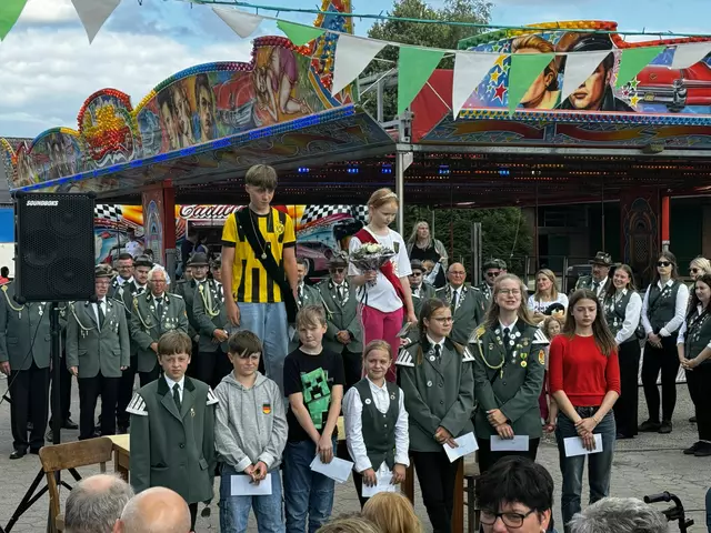 Das Kinderkönigspaar mit Kinderkönig Jamie Zemplin und rechts Kinderkönigin Kim Kanig | Foto: Schützenverein