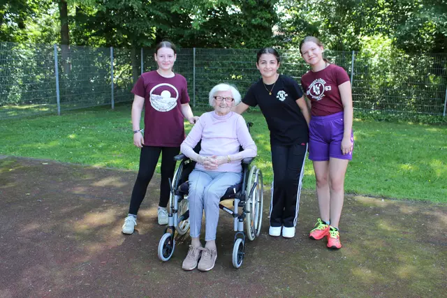 Pause mit Klönschnack: Seniorin Erika Cernoch mit (v. re.) Stine, Medina und Freda | Foto: sb