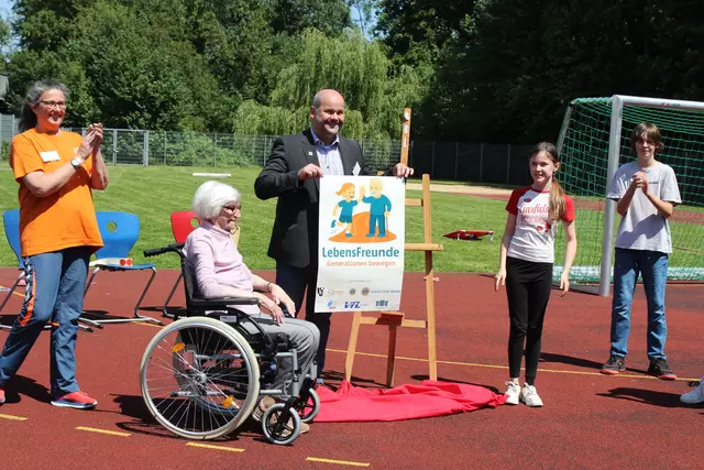 Schulleiter Rouben Wauschkies mit dem Projektlogo | Foto: sb