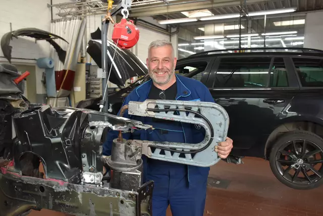 Kfz-Fahrzeugbaumeister Michael Jorga setzt bei einem Fahrzeug die entsprechenden Ersatzteile ein | Foto: Axel-Holger Haase