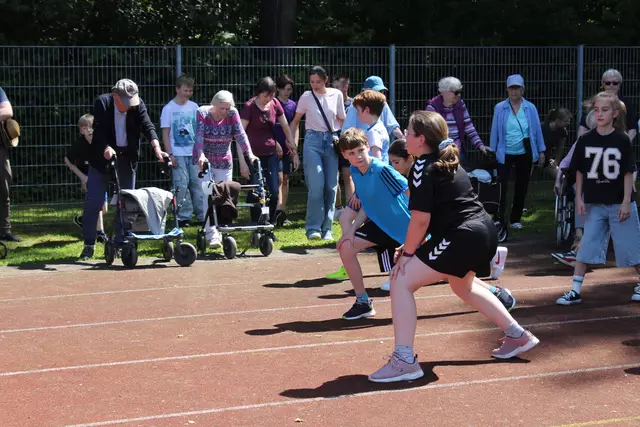 Auch die Senioren an den Rollatoren gaben ihr Bestes | Foto: sb