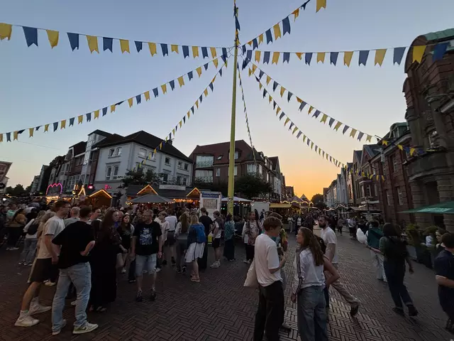 Am Rathausplatz locken Musik und Buden jede Menge Besucherinnen und Besucher an