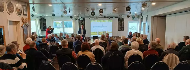 Rund 70 Luhdorfer kamen zur Bürgerversammlung mit Ortsvorsteher Rolf Gevers (hi., Mitte) | Foto: Stadt Winsen