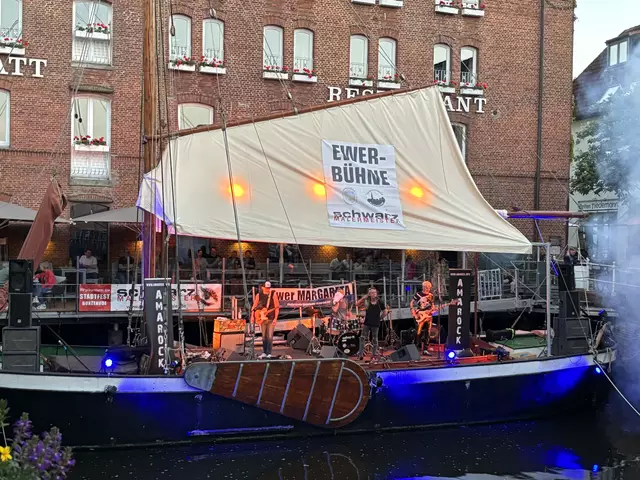 Die Bühne auf dem Schiff ist voll ausgestattet