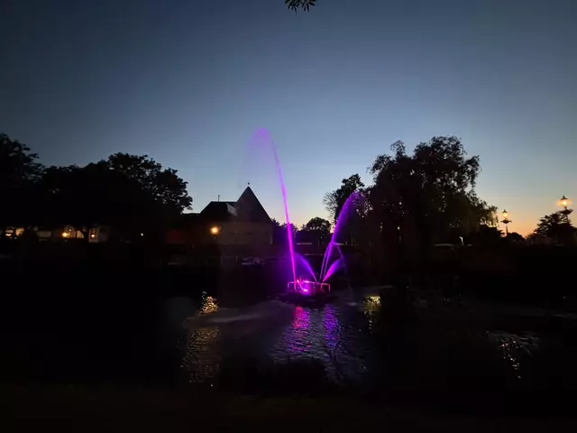 Die Wasserfontäne am Wehdenhof sorgt für sommerliche Abendstimmung
