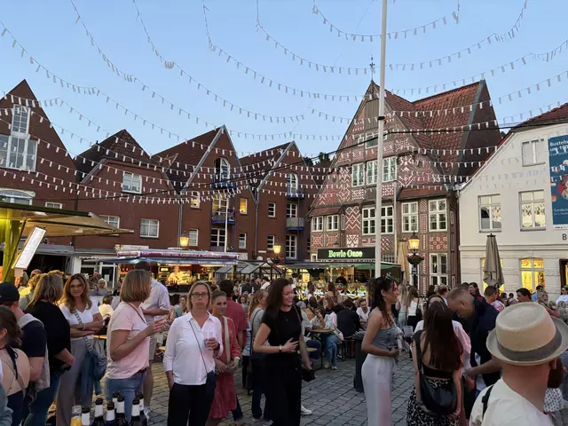 Auch später am Abend ist der Petri-Platz noch voll mit Feiernden