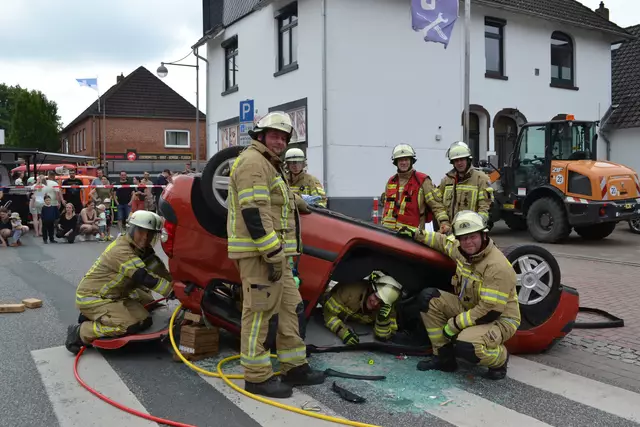 Die Feuerwehr Tostedt führte eine technische Rettung vor und befreite eine im Fahrzeug eingeklemmte "Person"  | Foto: bim