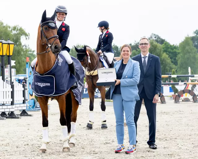Ros Canter auf Izilot DHI (v.l.), Marion Moser, Brand Managerin und Thomas Bergmann, Repräsentant (beide Longines Deutschland) | Foto: TGL/Carlotta Ix