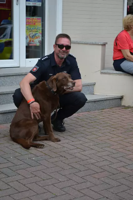 Polizeihauptkommissar Torsten Adam, Leiter der Polizeistation Tostedt, mit "Wilson", kein Polizeihund, dafür ein "Schmusehund" | Foto: bim
