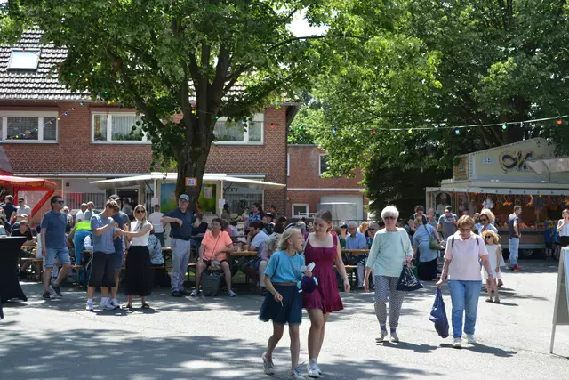 Das Dorffest Sprötze war wieder bestens besucht - und die Sonne strahlte  | Foto: bim