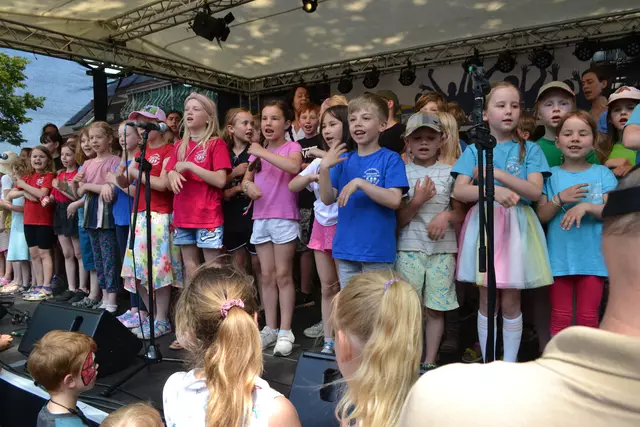 Der Chor der Grundschule Sprötze-Trelde unterhielt mit fünf Sommerliedern | Foto: bim