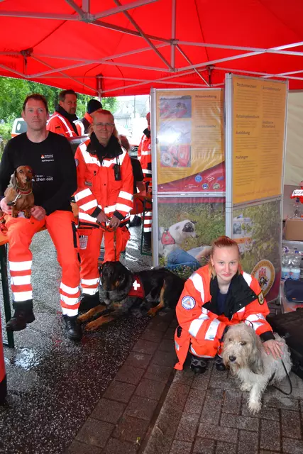 Waren von der Bundes-Rettungshundestaffel zu Gast (v. li.): Ralf Bergmann mit Dackel und Mantrailer "Earl", der mit 250 Einsätzen in zwei Jahren die meisten Einsätze leistete, Edeltraud Bornmann mit der französischen Schäferhündin "Dakota", einem Flächen- und Trümmerhund, sowie Lena Klein mit dem französischen Jagdhund "Gino", Mantrailer in Ausbildung | Foto: bim