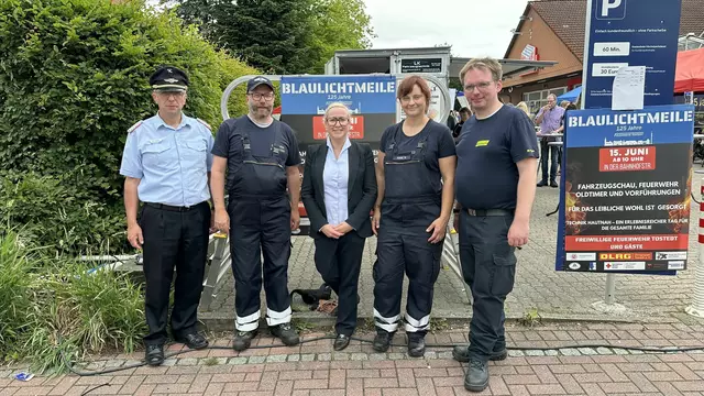 Eröffneten die "Blaulichtmeile" (v. li.): Kreisbrandmeister Volker Bellmann, Chef des Orga-Teams Lars Kretschmer, Tostedts Bürgermeisterin Nadja Weippert, stv. Ortsbrandmeisterin Ann-Catrin Müller und Ortsbrandmeister Manuel Poppe | Foto: TvR