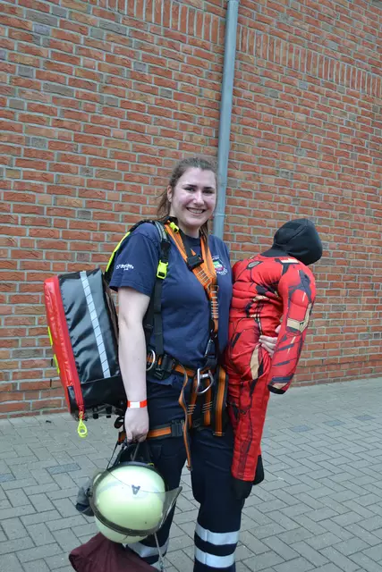 Atemschutzgerätewartin Michèle Bauer mit einer Übungspuppe | Foto: bim