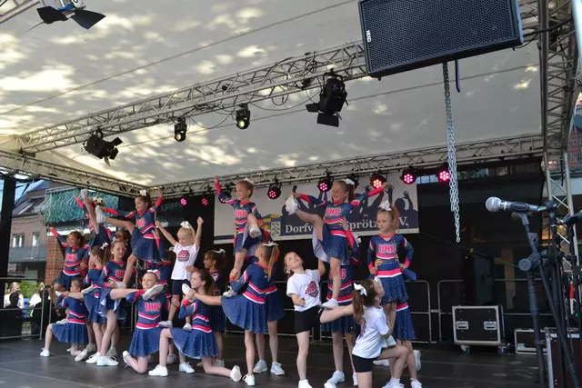 Die Akrobatik der Cheerleader von Blau-Weiss Buchholz versetzte die Zuschauer wieder in Erstaunen | Foto: bim