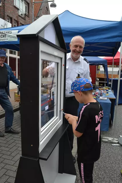 Dirk Poppinga vom Präventionsteam der Polizeiinspektion Harburg ließ Kinder ein Fenster mit einem Schraubenzieher aufhebeln | Foto: bim