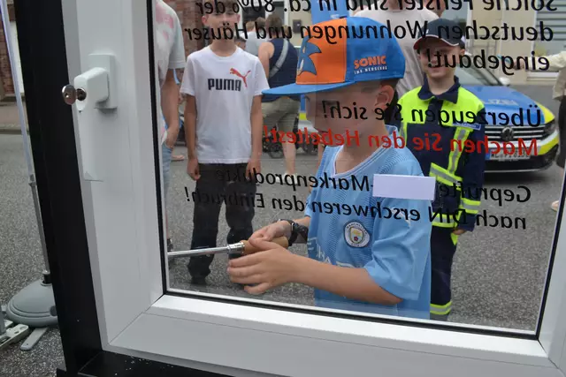 Felix hebelt ein nicht gesichertes Fenster mit dem Schraubenzieher auf | Foto: bim