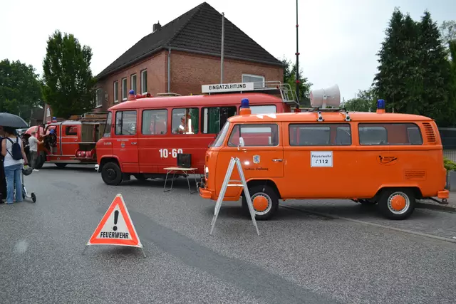 Auch mehrere Oldtimer-Feuerwehrfahrzeuge waren zu bestaunen | Foto: bim