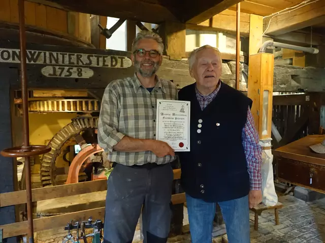 Friedhelm Petersen und Franz Rosenkranz - Übergabe des Zertifikats nach bestandener Prüfung.