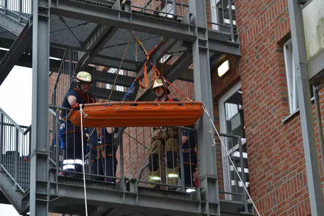 Die Feuerwehr Wistedt führt die Absturzsicherung vor | Foto: bim
