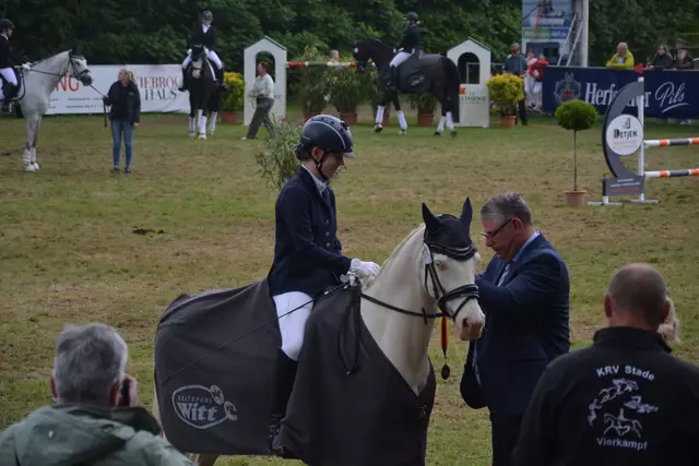 Kreismeisterin Dressur in der Kategorie Junioren/Junge Reiter: Valerie Pein (RV Fredenbeck) mit Herbstgold 