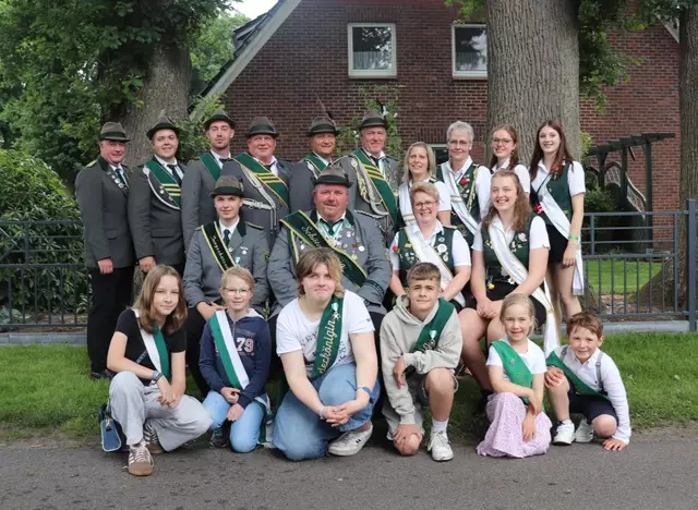 Die Würdenträger 2025 Schützenverein Estorf (hinten, v. li.): Vorsitzender Marco Schult, zweiter Gardist der Jungschützen Hannes Baack, erster Gardist der Jungschützen Jonas Helmke, zweiter Adjutant Stephan Rademaker, Bester Mann Matthias Hartlef, erster Adjutant Bernd Meyer, Beste Dame Annika Peters, Adjutantin Martina Schlesselmann, erste Gardistin der Jungschützinnen Lara Tauchert, zweite Gardistin der Jungschützinnen Lea Streiber (Mitte, v. li.): Jungschützenkönig Tjark Dammann, Schützenkönig Ingo Peters, Schützenkönigin Carina Peters, Jungschützenkönigin Mia Ney, (vorne, v. li.): Begleiterin der Kinderkönigin Janne Schlesselmann, Begleiterin der Kinderkönigin Amelie Hemp, Kinderkönigin Isabell Rathjens, Kinderkönig Kylian Poppe, Vogelkönigin Hanne Wedel, Vogelkönig Henry Spieck | Foto: Schützenverein Estorf