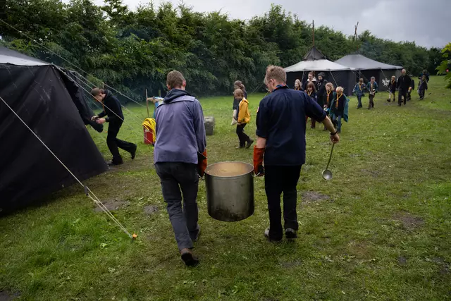 Zeit für das Mittagessen: Der große Topf mit der Kartoffelsuppe wird ins Zelt getragen | Foto: Pfadfinder