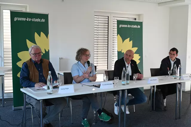 Sprachen über Vor- und Nachteile der Küstenautobahn (v. li.): Georg Pape (A20-nie-BI), Bundestagsabgeordnete Julia Verlinden, Stefan Weigandt (IHK) und Björn Hartmann (Elbfähre) | Foto: Grüne