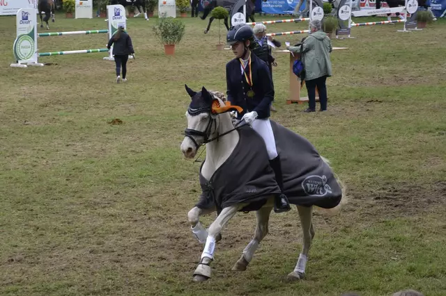 Kreismeisterin Dressur in der Kategorie Junioren/Junge Reiter: Valerie Pein (RV Fredenbeck) mit Herbstgold 