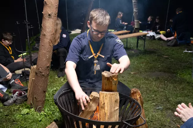 Das Lagerfeuer für die abendliche Zeltrunde wird entfacht | Foto: Pfadfinder