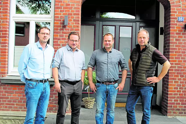 Wagten einen Ernte-Ausblick (v. re.): Landvolk-Kreisverbandsvorsitzender Wilhelm Neven, Landwirt Stefan Isermann, Kreislandwirt Martin Peters und Cord Persiehl-Schultz, Wirtschaftsberater bei der Landwirtschaftskammer Niedersachsen | Foto: ce