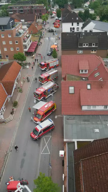 Die Feuerwehrfahrzeuge aus der Vogelperspektive | Foto: Feuerwehr