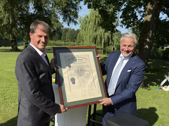 Der amtierende Präsident Florian Eilken (links) übergab das Präsidentenamt des Lions Club Buchholz-Nordheide an Lars Hagemeier | Foto: Lions Club Buchholz-Nordheide