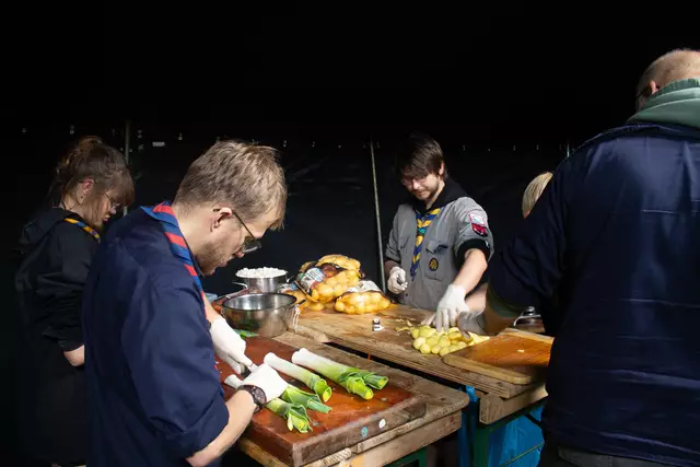 Fleißiges Schnibbeln in der Lagerküche | Foto: Pfadfinder