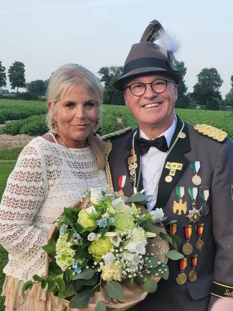 Seine Frau Christine glaubte an ihn: Achim Kuhlmann ist neuer Schützenkönig | Foto:  Nils Henning Ladwig