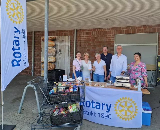 Der Rotary-Club sammelte in Nenndorf: Anneke Hofmann (v. li. /RAC), Magret Münze (IWC), Eva Helbing (RC), Olaf Fortmann (RC), Dirk Hoffmann (RC) und Estella Orlando (Präsidentin RAC) | Foto: Antje Diller-Wolff