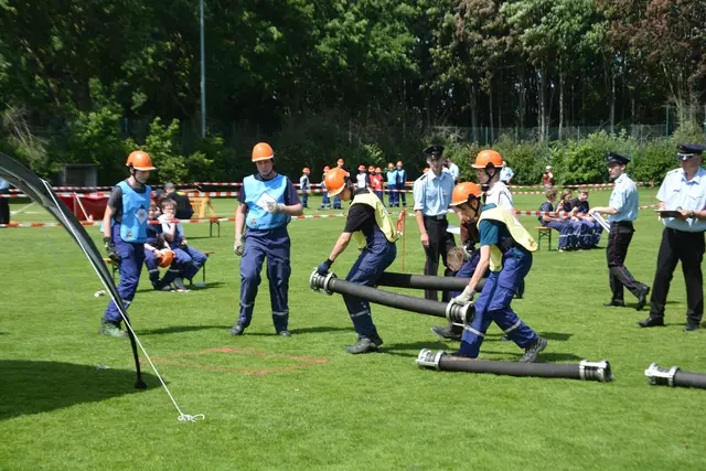 In verschiedenen Übungen und sportlichen Tests mussten der Feuerwehrnachwuchs sich behaupten | Foto: Ulf König