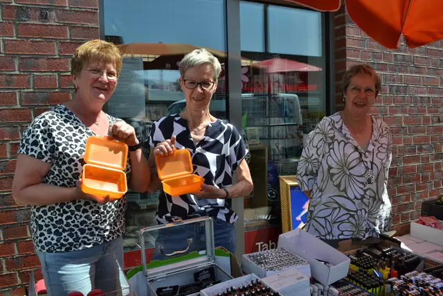 Beim Dosenwerfen und Losverkauf gab es viel mehr als Brotdosen zu gewinnen (v. li.): Astrid Beckmann, Anke Grönwold und Ulrike Behrens  | Foto: bim