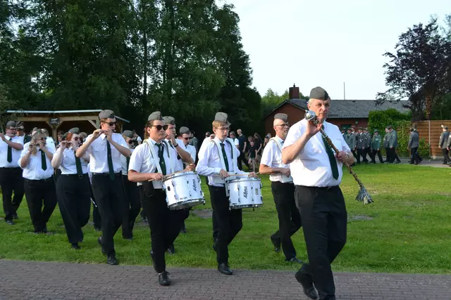 Der Spielmannszug Trelde führte den Aufmarsch an | Foto: bim